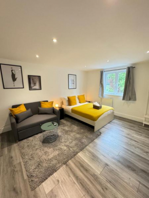 En-suite bedroom for up to 4! Sofa bed - near Stratford